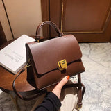Sac à main femme rétro : rabat élégant et bandoulière bohème