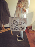 Femme avec un sac fourre-tout en toile imprimé chats, sac léger et pratique pour le quotidien ou les sorties.