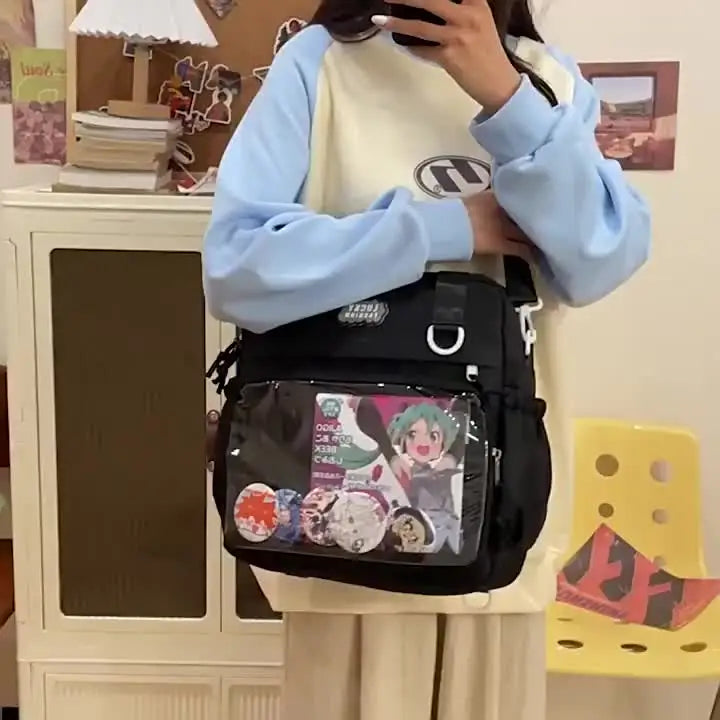 Jeune femme portant un sac bandoulière Y2K Itabag noir avec badges personnalisés