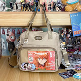 Sac bandoulière Y2K Itabag kaki sur étagère avec figurines d'anime