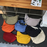 Sac hobo bandoulière femme couleur jaune moutarde, gros plan sur le détail de la fermeture éclair et de la anse tressée