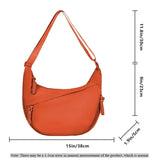 Vue de côté du sac hobo bandoulière femme couleur beige clair, montrant l'épaisseur et la souplesse du sac