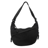 Sac hobo bandoulière femme couleur gris, gros plan sur le détail de la fermeture éclair et de la anse tressée
