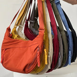 Sac hobo bandoulière femme couleur beige clair, gros plan sur le détail de la fermeture éclair et de la anse tressée