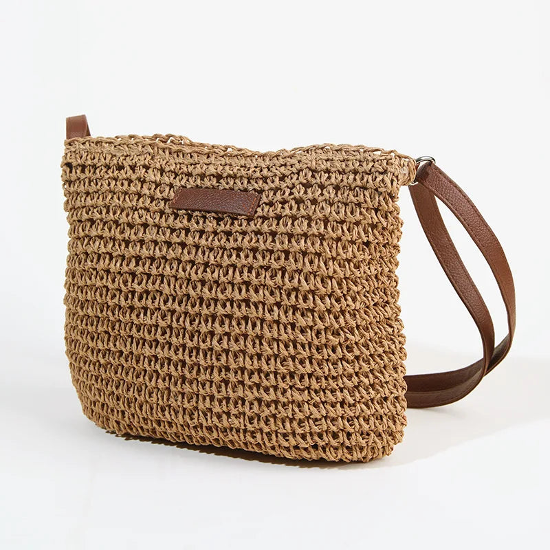 Sac bandoulière en paille tressée couleur kaki avec anse marron sur fond blanc