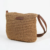 Sac bandoulière en paille tressée couleur kaki avec anse marron sur fond blanc
