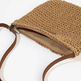 Détail de l'ouverture zippée du sac bandoulière en paille tressée kaki