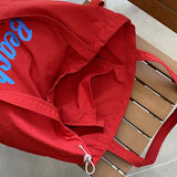 Vue intérieure du sac fourre-tout rouge montrant les poches de rangement
