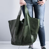 Femme tenant un sac cabas vert foncé grande capacité