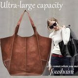Femme souriante avec sac cabas marron et sac cabas noir en arrière-plan