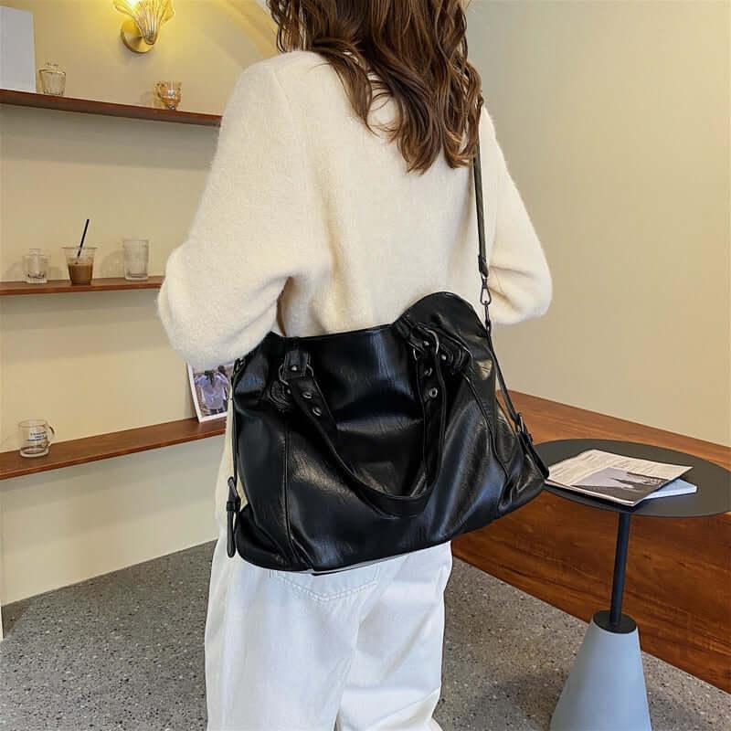 Sac cabas noir femme en cuir PU porté à l'épaule, vue de dos
