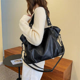 Sac cabas femme noir en cuir PU avec bandoulière, porté de côté