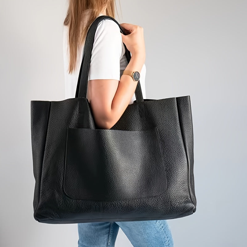 Sac cabas femme noir grand format porté épaule avec tenue décontractée