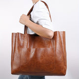 Sac cabas femme marron grand format porté épaule avec tenue décontractée