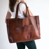 Sac cabas femme marron aspect cuir porté épaule avec pantalon vert