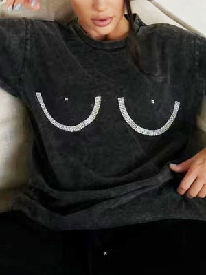 T-shirt oversize en polyester noir avec design en strass, offrant confort et élégance décontractée.