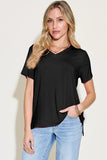Femme portant un T-Shirt V-Neck noir en bambou et élasthanne, élégant et confortable.