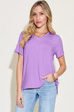 Femme portant un T-Shirt V-Neck en bambou de couleur lilas, élégant et confortable, avec un design minimaliste.